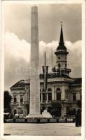 1942 Óbecse, Stari Becej; Országzászló és Hősi emlékmű a Községháza előtt / Hungarian flag, heroes memorial, town hall