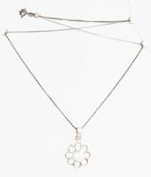 Ezüst(Ag) venezianer nyaklánc gyöngyös virágos medállal, jelzett, h: 40 cm, bruttó: 4,2 g