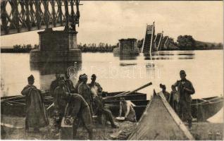 1916 Serbischer Kriegsschauplatz. Gesprengte Brücke über die Save, die von Semlin nach Belgrad führte / WWI Austro-Hungarian K.u.K. military, destroyed Sava bridge. Phot. J. Perscheid + &quot;M. kir. 5. sz. hadifogoly kísérő őrszázad&quot; (EK)