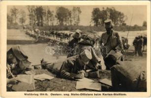 Weltkrieg 1914/15. Oesterr. ung. Stabs-Offiziere beim Karten-Studium / Első világháborús osztrák-magyar K.u.k. katonák térkép tanulmányozás közben / WWI Austro-Hungarian military, map studying. Kilophot 1915. 2100.