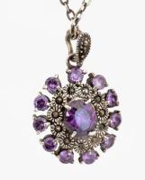 Ezüst(Ag) nyaklánc lila köves medállal, jelzett, h: 64 cm, bruttó: 14,5 g