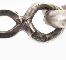 Ezüst(Ag) nyaklánc lila köves medállal, jelzett, h: 64 cm, bruttó: 14,5 g