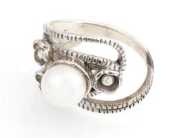 Ezüst(Ag) gyűrű nagy méretű tenyésztett gyönggyel, jelzett, méret: 55, bruttó: 11,1 g