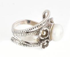 Ezüst(Ag) gyűrű nagy méretű tenyésztett gyönggyel, jelzett, méret: 55, bruttó: 11,1 g