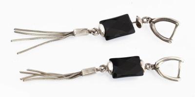 Ezüst(Ag) fekete köves fülbevalópár, jelzett, h: 7,5 cm, bruttó: 8 g