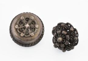 Ezüst(Ag) 2 db pityke gomb, jelzett, d: 1,2 és 1,5 cm, nettó: 3,9 g