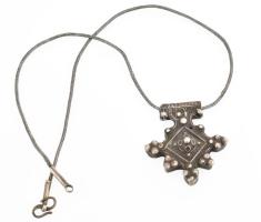 Ezüst(Ag) nyaklánc medállal, jelzés nélkül, h: 52 cm, nettó: 24 g