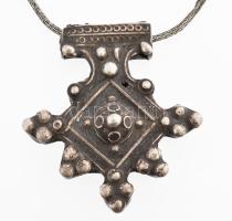 Ezüst(Ag) nyaklánc medállal, jelzés nélkül, h: 52 cm, nettó: 24 g