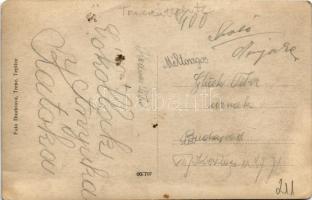 Trencsénteplic, Trencianske Teplice; csoportkép az étterem teraszán / group photo at restaurant tera...