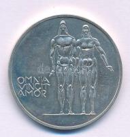 Kiss Nagy András (1930-1997) DN &quot;Omnia Vincit Amor (A szerelem mindent legyőz)&quot; jelzetlen Ag emlékérem (16,06g/32mm) T:AU kis karc