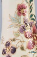 Zsolnay virág mintás porcelán váza. kézzel festett, jelzett, kis kopással, m: 25,5 cm