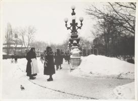 1940 Budapest, A városligeti Széchenyi hídnál télen, Reich Péter Cornel feliratozott fotója, szép állapotban, 18×24 cm