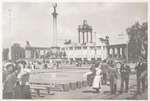 1938 Budapest, Hősök tere a Nemzetközi Eucharisztikus Kongresszus idején, fotó, tetején enyhén hullámos, 17×23 cm