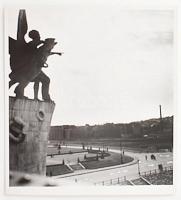 1940 Budapest, A Haditengerészeti hősi emlékmű a Horthy Miklós híd budai hídfőjénél, Reich Péter Cornel pecsételt és feliratozott fotója, szép állapotban, 20×18 cm