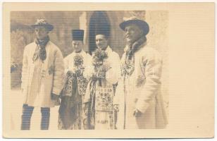 Szászorbó, Urwegen, Garbova Saseasca; Tinerime saseasca in portul festiv / Sächsische Jugend in Sonntagstracht / erdélyi szász folklór, nyári viselet / Transylvanian Saxon folklore, summer clothes. Foto orig. J. Fischer 1939 1131.