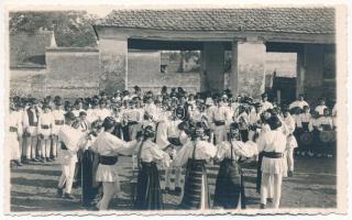 Vesztény, Vestem, Westen (Szeben); Hora / Rumänischer Reigentanz / Roamian folk dance. Foto orig. J. Fischer 1938 115.