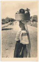 Hátszeg, Hateg, Wallenthal; Asszony kerámiákkal teli dobozzal a feján / Folklore woman carrying a big basket full of ceramics on her head. photo