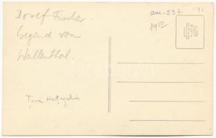 Hátszeg, Hateg, Wallenthal; Asszony kerámiákkal teli dobozzal a feján / Folklore woman carrying a bi...