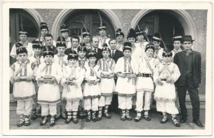 Závoly, Zavoi; Caminul Cultural al Comunei Zavoi, Judetul Caras Severin / Román gyerekek csoportja a Község Kulturális Otthona előtt / Romanian children in front ot the Cultural Home. photo (non PC)