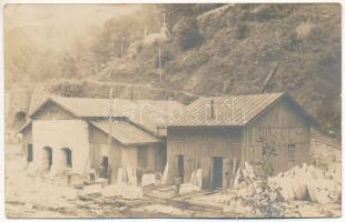 1922 Ruszkabánya, Rusca Montana; Bibel-féle márványtelep, gyár munkásokkal / marble works factory. photo (r)