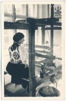 Szeben, Sibiu; Taranca saseasca tesand / Sächsin beim Webstuhl / erdélyi szász folklór, szövőszék / Transylvanian Saxon folklore, loom. Foto orig. J. Fischer 1942 830.