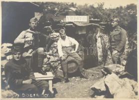 1916 Magyar katonák a doberdói fronton pihenőidőben, "Villa Irma" feliratú földbe vájt kunyhóban, eredeti fotó, 8,5×11 cm