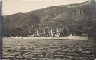 cca 1916 Az osztrák-magyar haditengerészet S.M.S. Scharfschütze Huszár osztályú rombolója fotólap / Full starboard-side view of S.M.S. Scharfschütze at anchor off the Dalmatian coast.