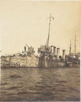 cca 1916 Az osztrák-magyar haditengerészet S.M.S. Turul Huszár osztályú rombolója és legénysége , mely a Ganz Danubius fiumei gyárában készült Fotó 9x10 cm / Black-and-white privately made photo showing the crew of S.M.S. Turul posing for the camera while the ship is docked. There is a cargo ship docked astern S.M.S. Turul; There also a hulk on the portside of the merchantman but only her forward battle mast is visible.9x10 cm