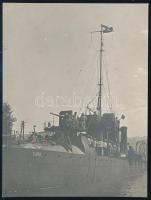 cca 1916 Az osztrák-magyar haditengerészet S.M.S. Turul Huszár osztályú rombolója és legénysége , mely a Ganz Danubius fiumei gyárában készült Fotó 9x10 cm / Black-and-white privately made photo showing the crew of S.M.S. Turul posing for the camera while the ship is docked..9x10 cm