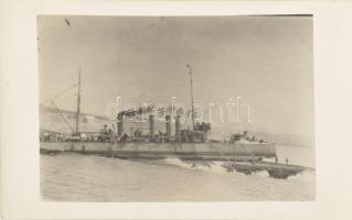 cca 1916 Az osztrák-magyar haditengerészet S.M.S. Turul Huszár osztályú rombolója és legénysége a megfeneklett hajón, miután vissza vontatták , mely a Ganz Danubius fiumei gyárában készült Fotólap / Black-and-white photo postcard of S.M.S. Turul stranded on the reef off Cape Planka, northwest of Sebenico on June 13, 1916. She was eventually freed by the tenders Pronta and Belrorie and the salvage ship S.M.S. Herkules, which towed her back to Pola on June 18 for repairs, completed on July 31. This postcard comes from the album of former k.u.k. sailor Willy Becker, who served on Austrian torpedo boats during the war.