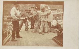 cca 1916 Az osztrák-magyar haditengerészet S.M.S. Streiter Huszár osztályú rombolóján agyúzó gyakorlatot végző matrózok fotólap / Firing practice on S.M.S. Streiter. photo postcard