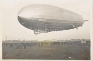 1931 Budapest, a Graf Zeppelin léghajó leszállás közben Csepelnél, 6×8 cm