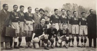 1934 A román labdarúgó válogatott tagjai a Balcaniada játékokon, ahol 3. helyezést értek el. Ciolac, Albu, Dobay, Juhász, Munteanu, Lent, Kovács, stb /  members of the Romanian national football team at the Balcaniada Games, where they achieved 3rd place 11x6 cm