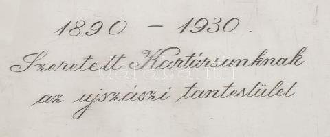 Ezüst (Ag) tálca, 6 db pohárral, jelzett, gravírozott felirattal, 40×21 cm, nettó: 670 g