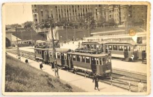 cca 1941 Budapest, Széll Kálmán téri új villamos végállomás, 61-es villamos, fotólap, jelzés nélkül, hátoldalán feliratozott, apró folttal és felületi sérüléssel, 8,5x13,5 cm