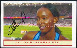 Dalilah Muhammad (1990- ) amerikai atléta, a 400 méteres gátfutás olimpiai bajnokának autográf aláírása őt ábrázoló fotón, 16,5x10 cm / Autograph signed photo of Dalilah Muhammad American track and field athlete, Olympic Champion in the 400 meters hurdles