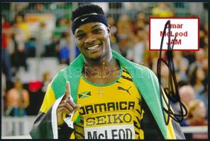 Omar McLeod (1994- ) olimpiai és világbajnok jamaikai gátfutó autográf aláírása őt ábrázoló fotón, 15x10 cm / Autograph signed photo of Omar McLeod Jamaican athlete, Olympic and World Champion hurdler