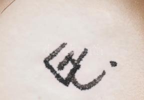 GC jelzéssel. Kerámia fali tál. Mázas kerámia . Kézzel festett, jelzett, hibátlan 27x19 cm