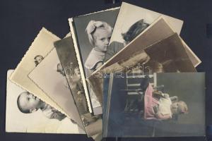 11db régi szürkeárnyalatos fénykép játékokat fogó babákról