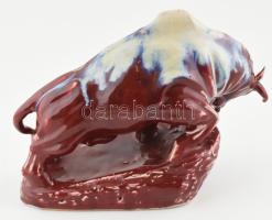 Nagyméretű kerámia bika, festett, mázas, jelzett, lepattanással a szarván, 25x34 cm