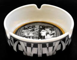 Hollóházi Szász Endre által tervezett hamutál, matricás, jelzett, apró kopásokkal d: 10,5 cm