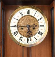 Gerő Jakab Budapest órásmester antik falióra, kulccsal, súlyokkal, ingával, sérült zárral. Fazettált...