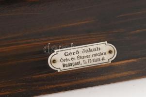 Gerő Jakab Budapest órásmester antik falióra, kulccsal, súlyokkal, ingával, sérült zárral. Fazettált...