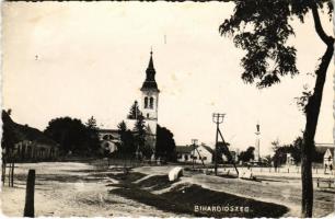 1944 Bihardiószeg, Diosig; Református templom a Fő téren / Calvinist church on the main square. photo (fl)