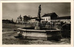 1942 Nagyszalonta, Salonta; Fő tér, Artézi kút, Guttmann Miksa, Kovács János üzlete, Szántó áruház / main square, fountain, shops