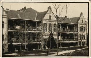 Nagyvárad, Oradea; Tüdőszanatórium / pulmonary sanatorium. photo (kopott sarok / worn corner)