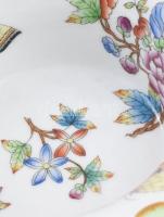 Herendi Viktória mintás talapzaton álló oroszlánkörmös kínáló. Jelzett, kézzel festett, hibátlan, d:...