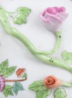 Herendi Viktória mintás szív alakú bonbonier, futórózsa fogóval. Jelzett, kézzel festett, háncsnyomo...