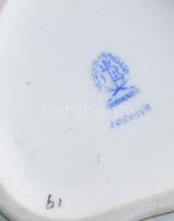 Herendi Viktória mintás szív alakú bonbonier, futórózsa fogóval. Jelzett, kézzel festett, háncsnyomo...