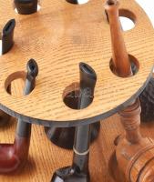 Fa asztali pipatartó, 7 férőhelyes, 7 darab érdekes pipával, egy pipatisztítóval, jó állapotban, m: ...